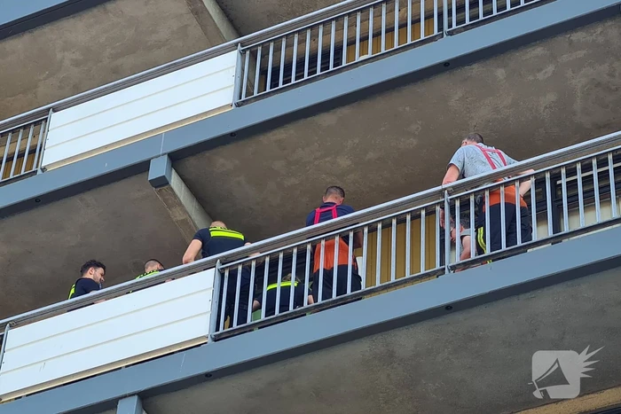 Hulpdiensten breken deur open bij waterlekkage