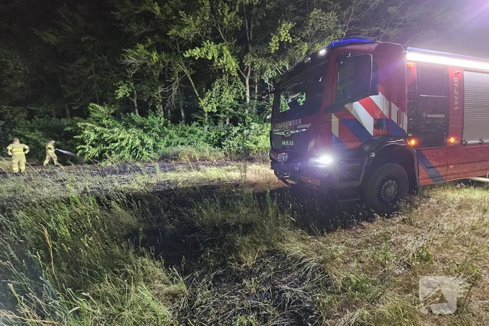 Brandweer blust brand in bosschage