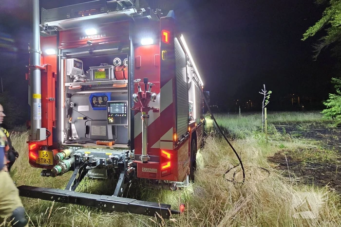 Brandweer blust brand in bosschage