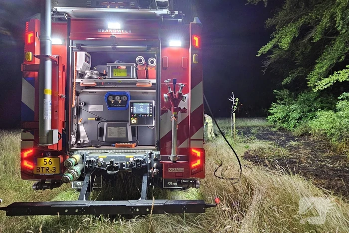Brandweer blust brand in bosschage