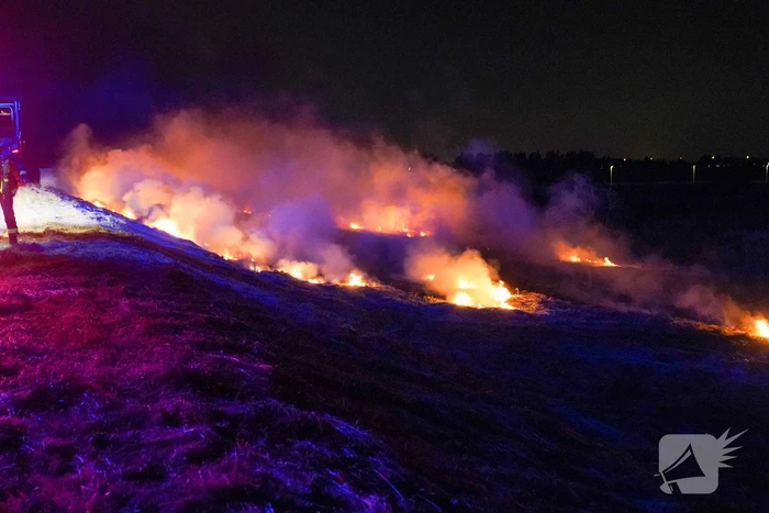 Honderd meter berm in brand