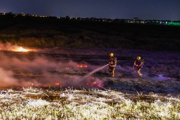 Honderd meter berm in brand