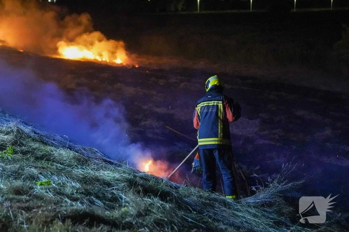 Honderd meter berm in brand