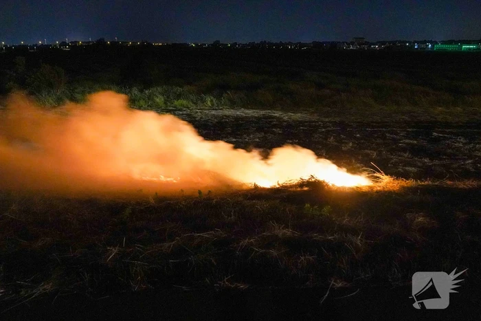Honderd meter berm in brand