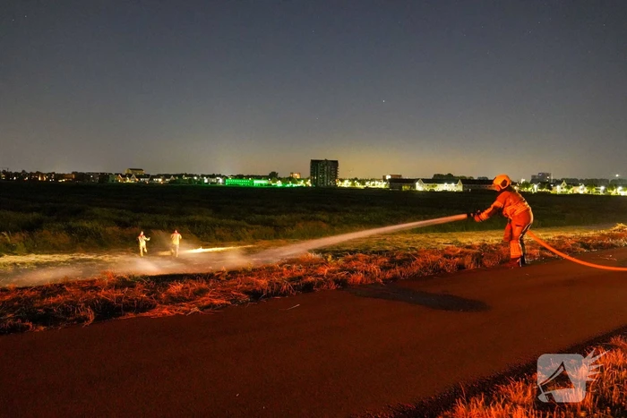 Honderd meter berm in brand