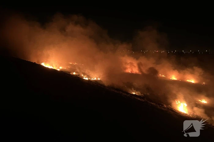 Honderd meter berm in brand