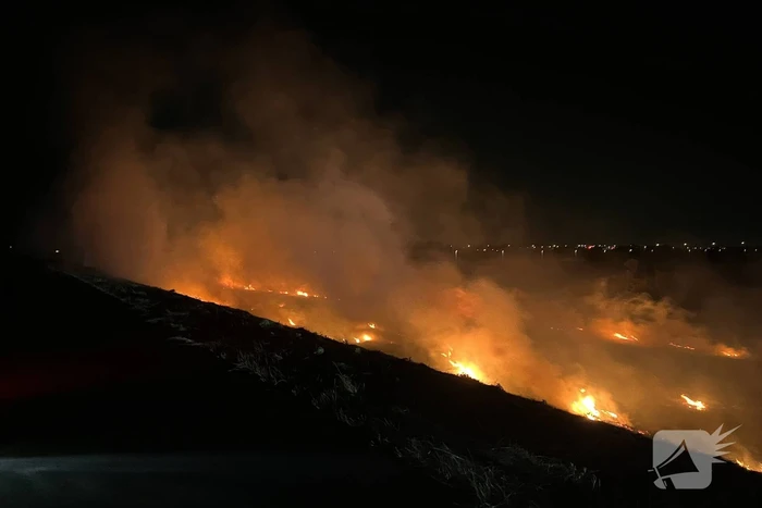 Honderd meter berm in brand