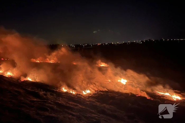 Honderd meter berm in brand