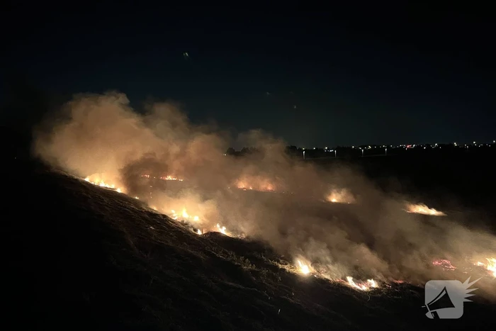 Honderd meter berm in brand