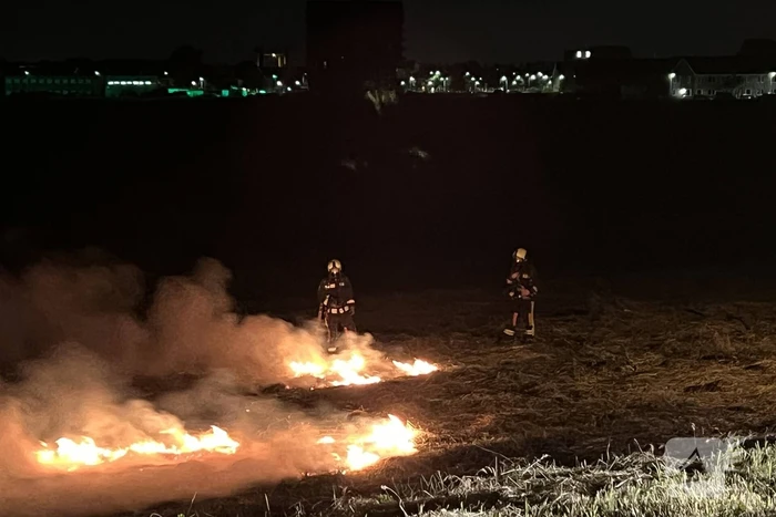 Honderd meter berm in brand