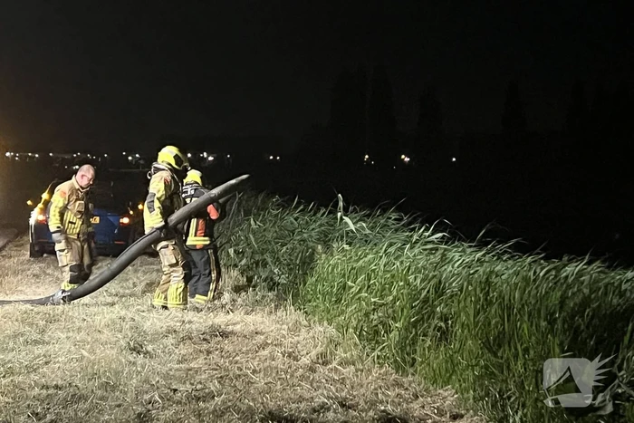 Honderd meter berm in brand
