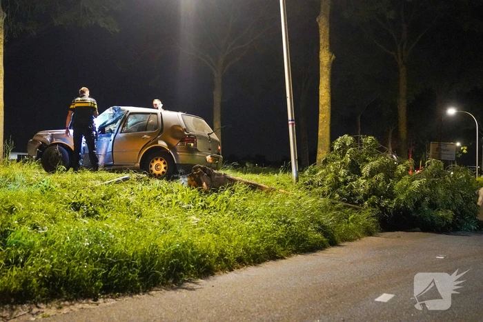 Personenauto slaat over de kop