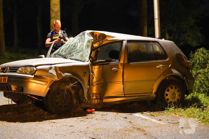 Personenauto slaat over de kop