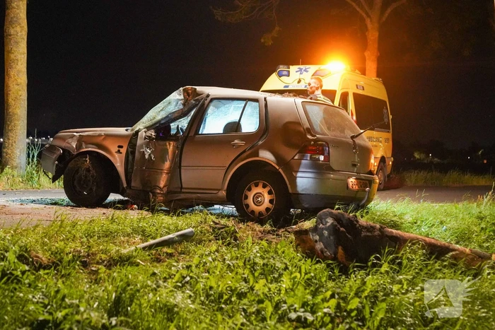 Personenauto slaat over de kop