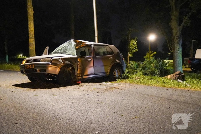 Personenauto slaat over de kop