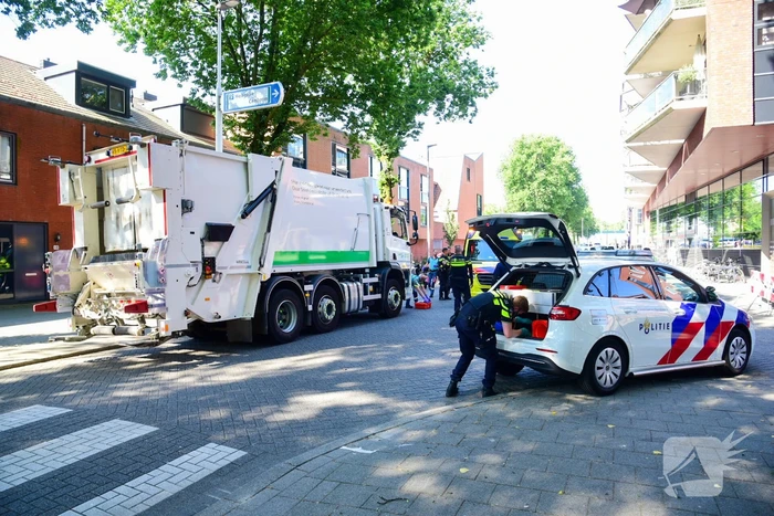 Vrouw zwaargewond bij aanrijding door vuilniswagen