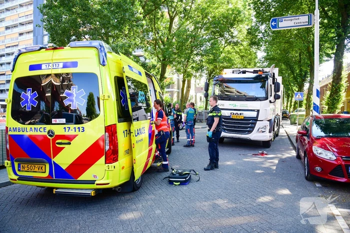 Vrouw zwaargewond bij aanrijding door vuilniswagen