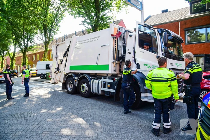 Vrouw zwaargewond bij aanrijding door vuilniswagen