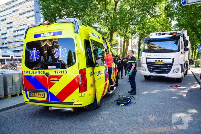 Vrouw zwaargewond bij aanrijding door vuilniswagen