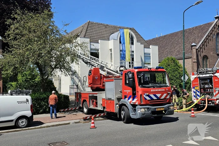 Brand in isolatie van dak