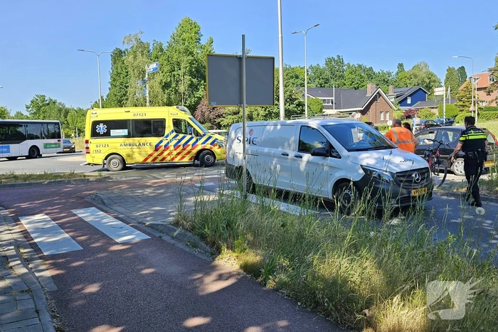 Fietser gewond bij aanrijding met bestelbus