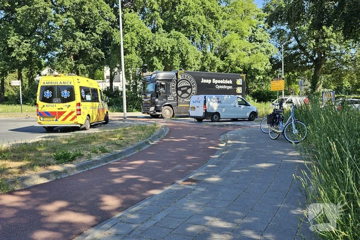 Fietser gewond bij aanrijding met bestelbus