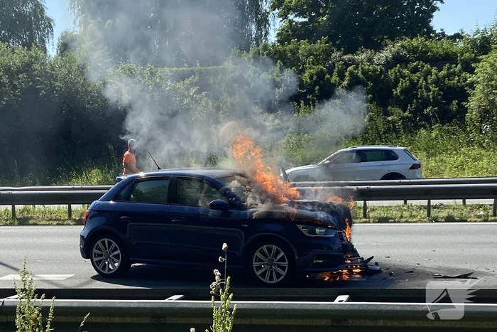 Auto in brand na aanrijding