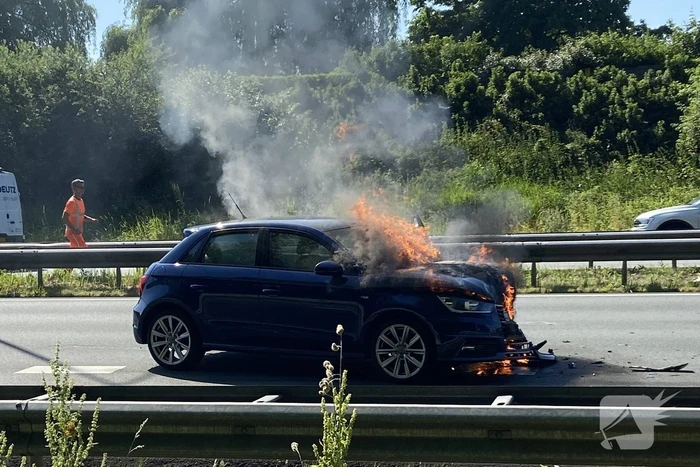 Auto in brand na aanrijding