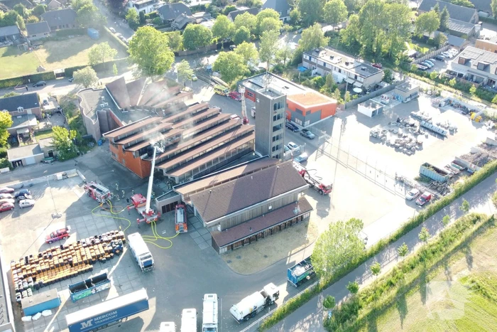 Grote brand op dak van brandweerkazerne