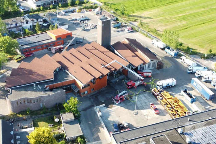 Grote brand op dak van brandweerkazerne