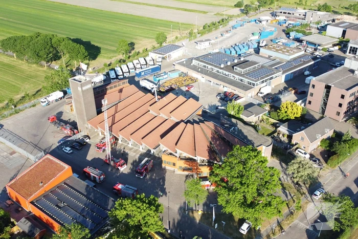 Grote brand op dak van brandweerkazerne