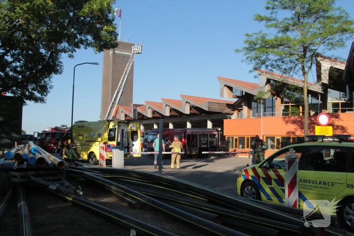 Grote brand op dak van brandweerkazerne