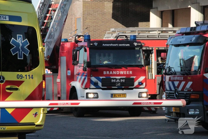 Grote brand op dak van brandweerkazerne