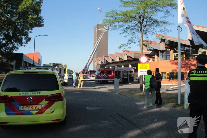 Grote brand op dak van brandweerkazerne