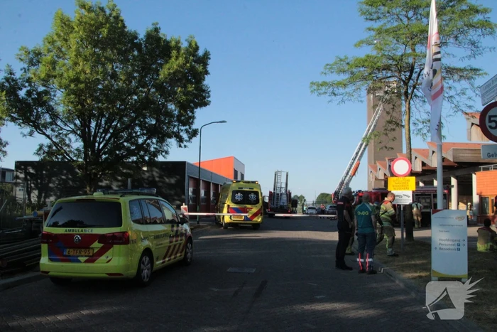 Grote brand op dak van brandweerkazerne