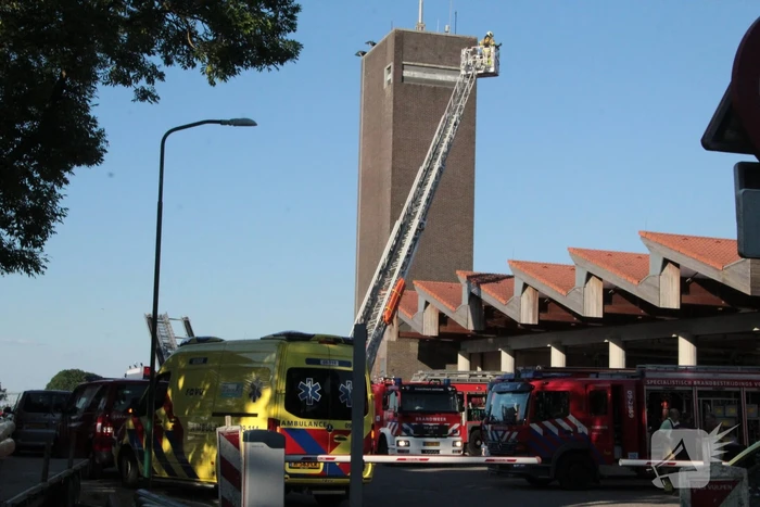 Grote brand op dak van brandweerkazerne