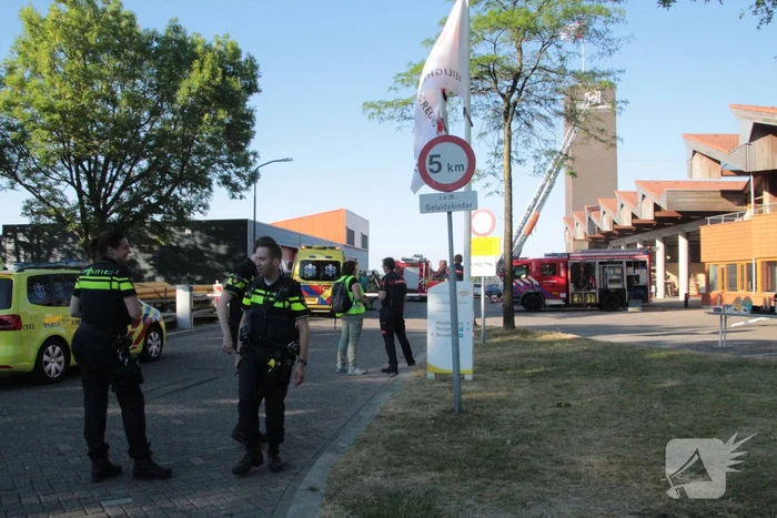 Grote brand op dak van brandweerkazerne