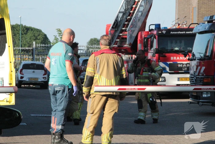 Grote brand op dak van brandweerkazerne