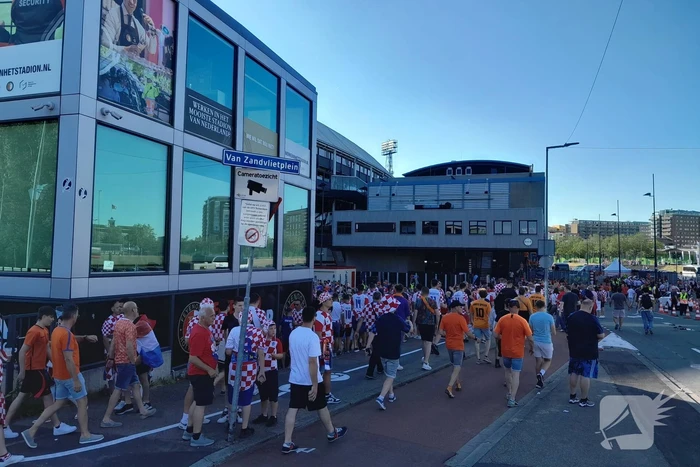 Drukte rondom de Kuip vanwege wedstrijd Nederlands elftal