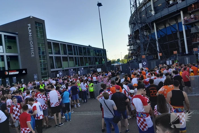 Drukte rondom de Kuip vanwege wedstrijd Nederlands elftal