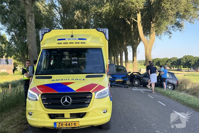 Gewonde bij frontale botsing op dijk