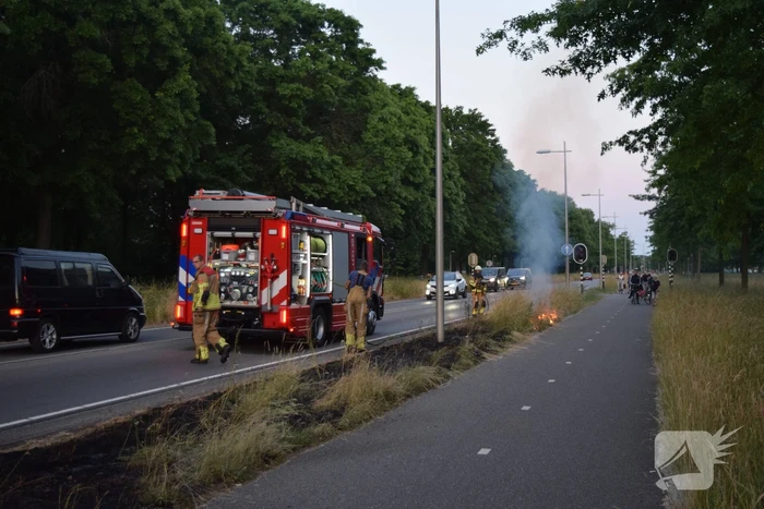 Opnieuw buitenbrand recht tegenover brandweerkazerne