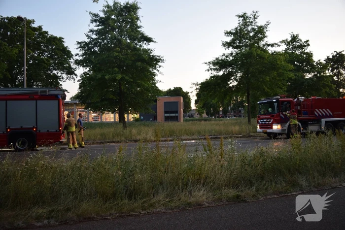 Opnieuw buitenbrand recht tegenover brandweerkazerne