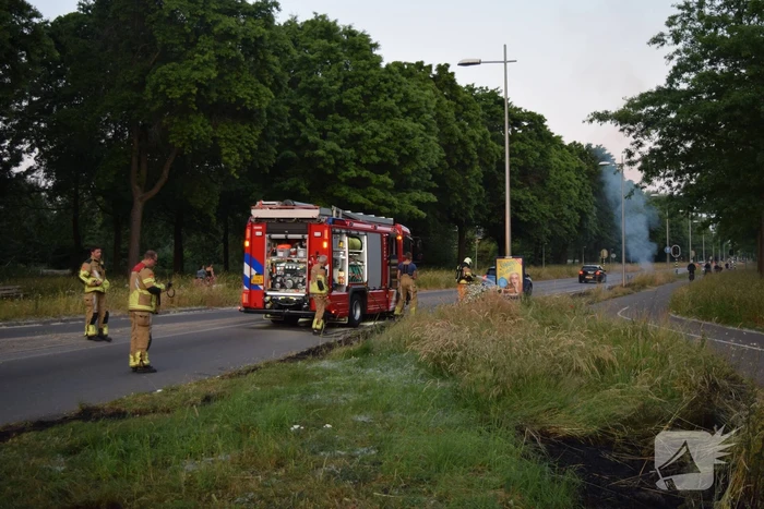Opnieuw buitenbrand recht tegenover brandweerkazerne