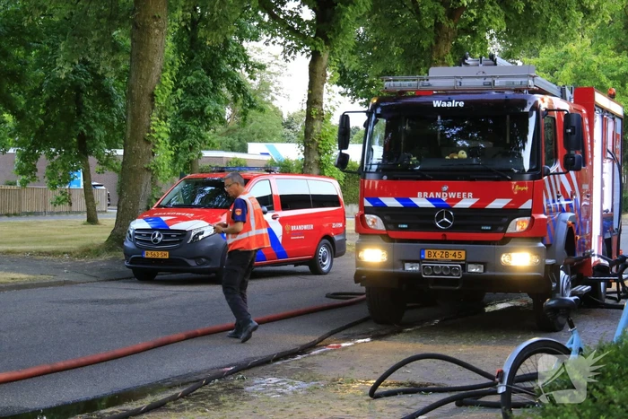 Gewonde bij hevige brand in twee schuren