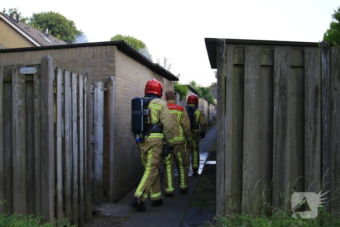 Gewonde bij hevige brand in twee schuren