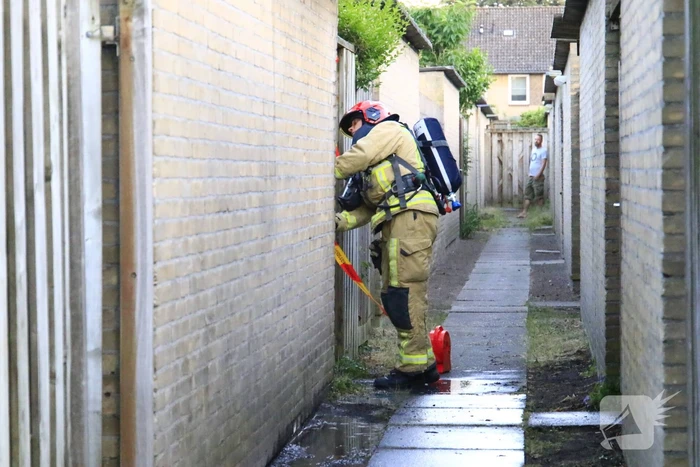 Gewonde bij hevige brand in twee schuren