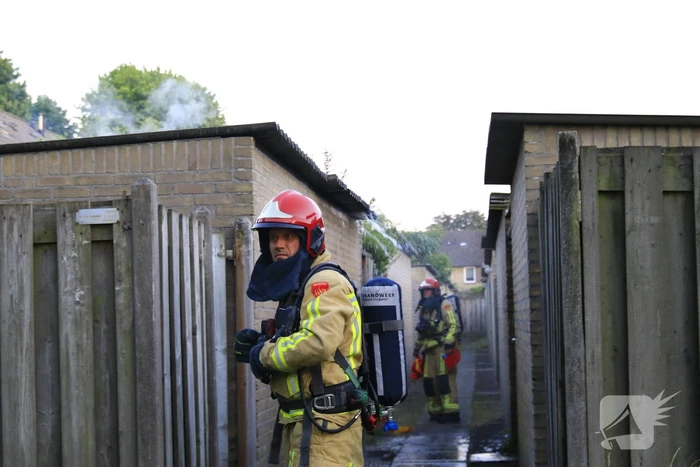 Gewonde bij hevige brand in twee schuren