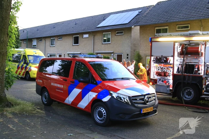 Gewonde bij hevige brand in twee schuren