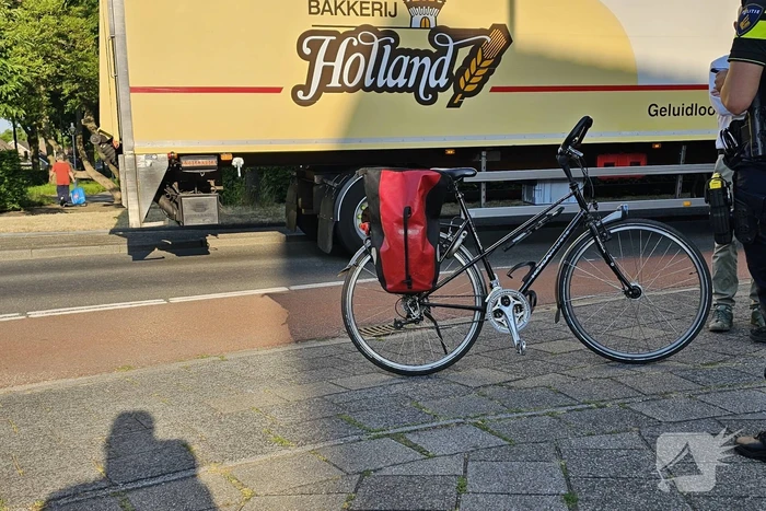 Fietser gewond bij botsing met vrachtwagen